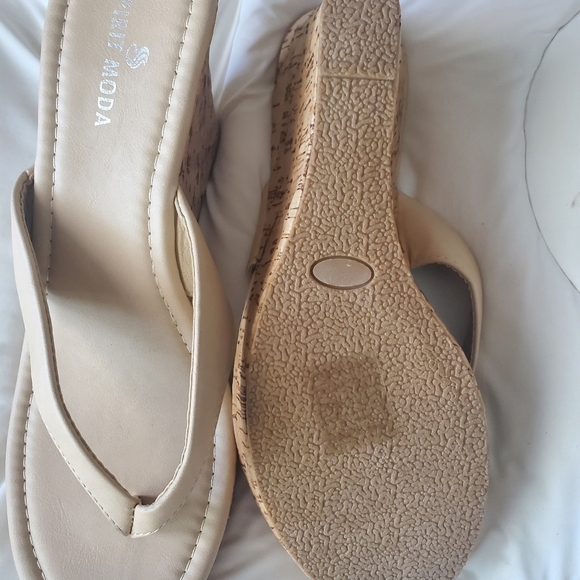 Cream color sandals with 3" heel NEW SIZE 9 - Picture 3 of 6